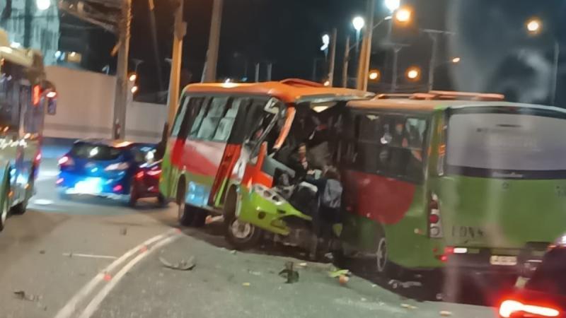 T13 - Choque de micros en Valparaíso