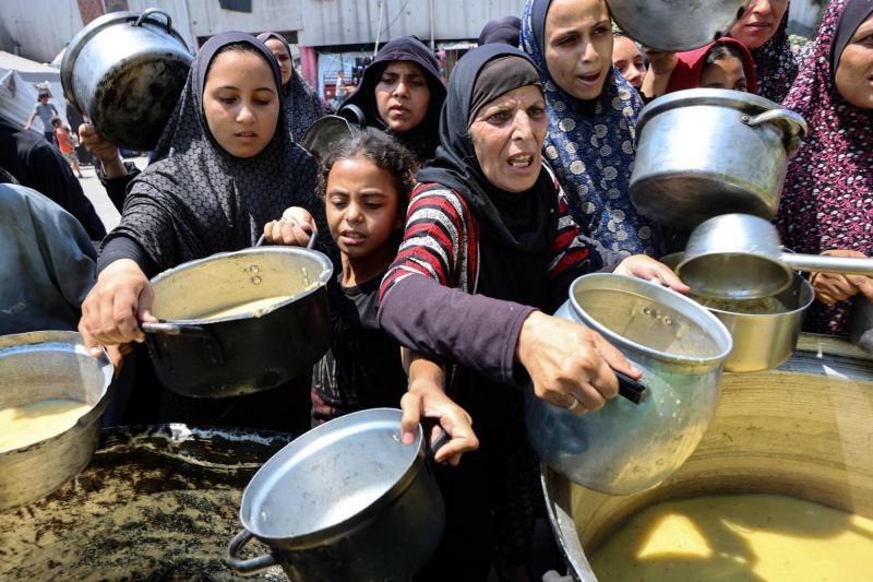 AFP - Palestinos piden comida en Gaza 