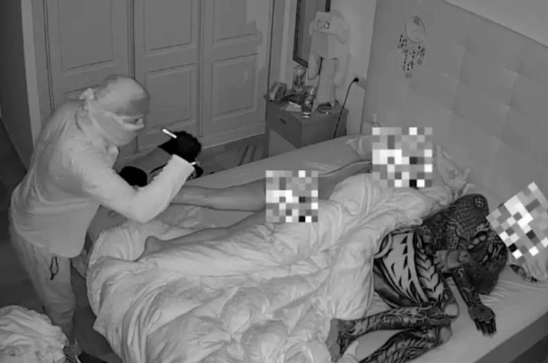 Captura - Captan a ladrón mirando a dueña de casa que dormía desnuda en Marbella: Estuvo 32 minutos espiándola