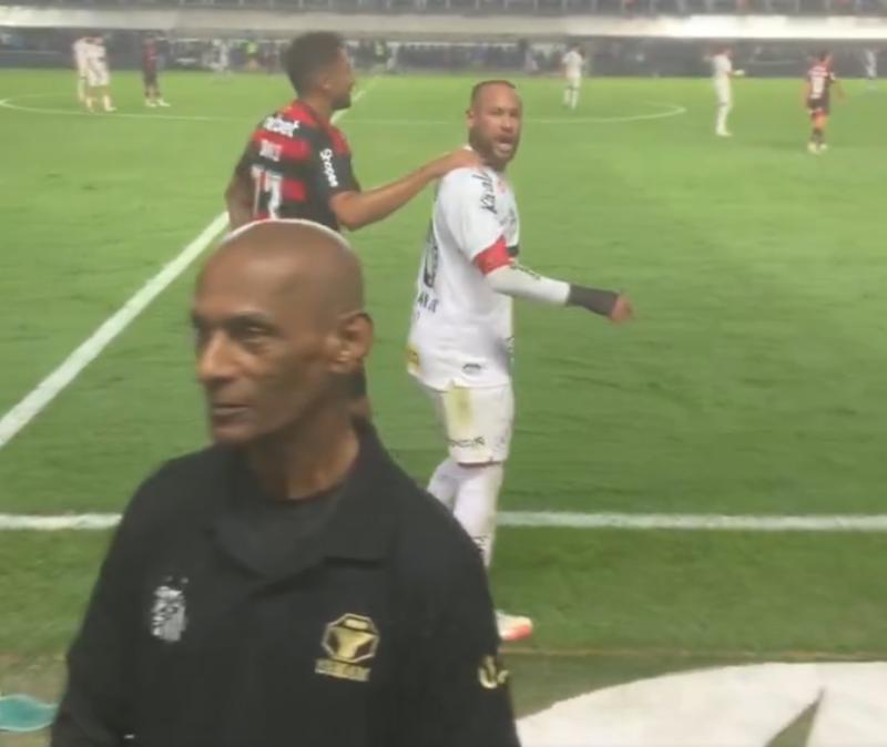 Neymar furioso con hincha en Brasil - Captura