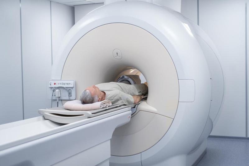 Hombre falleció tras ser succionado por máquina de resonancia magnética: Ingresó sin permiso y con cadena metálica - Freepik
