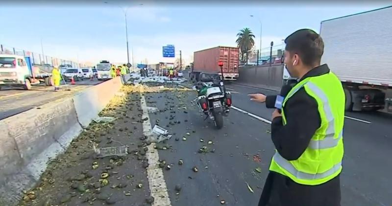 Canal 13 - Camión con paltas volcó en General Velásquez