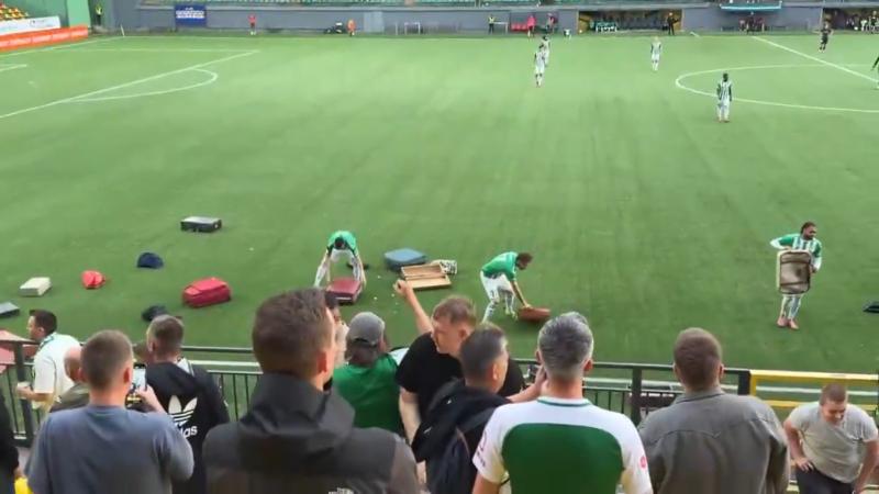 Osportas.lt vía Storyful - Hinchas realizan insólita protesta en Lituania lanzando maletas a la cancha