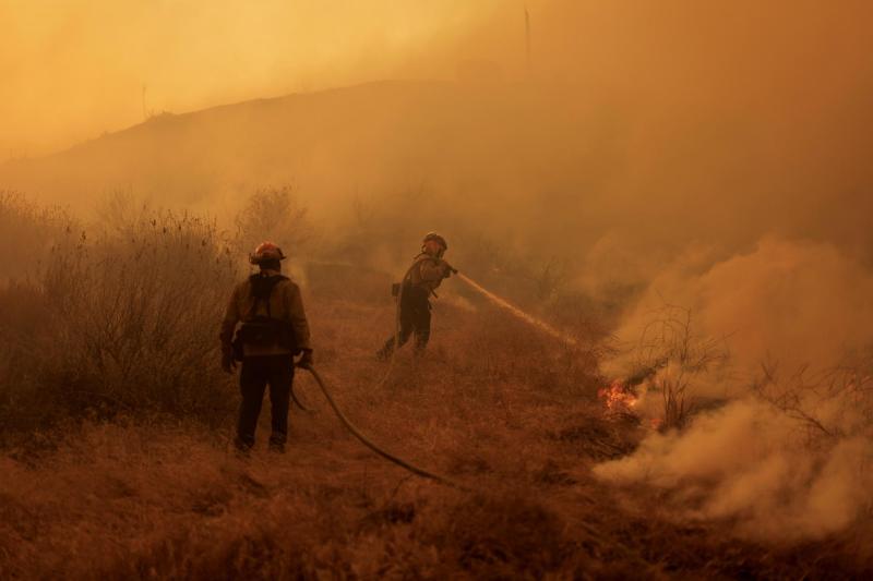AFP - Evacúan a miles de personas por incendio forestal en Los Ángeles