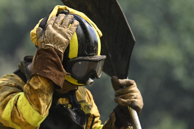 AFP - Muere un bombero que combatía el fuego en España, ascienden a 4 los fallecidos en la ola de incendios