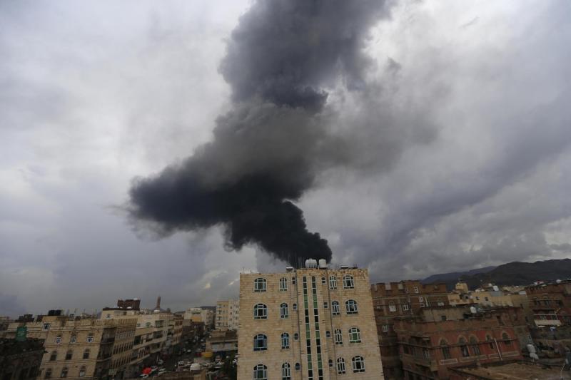 AFP - Israel lanza ataques aéreos contra infraestructura en Saná, la capital controlada por los hutíes de Yemen