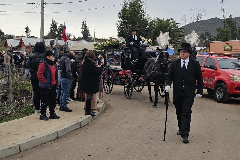 T13 - Funeral de Paulo Marín Tapia, uno de los primeros mineros fallecidos en El Teniente