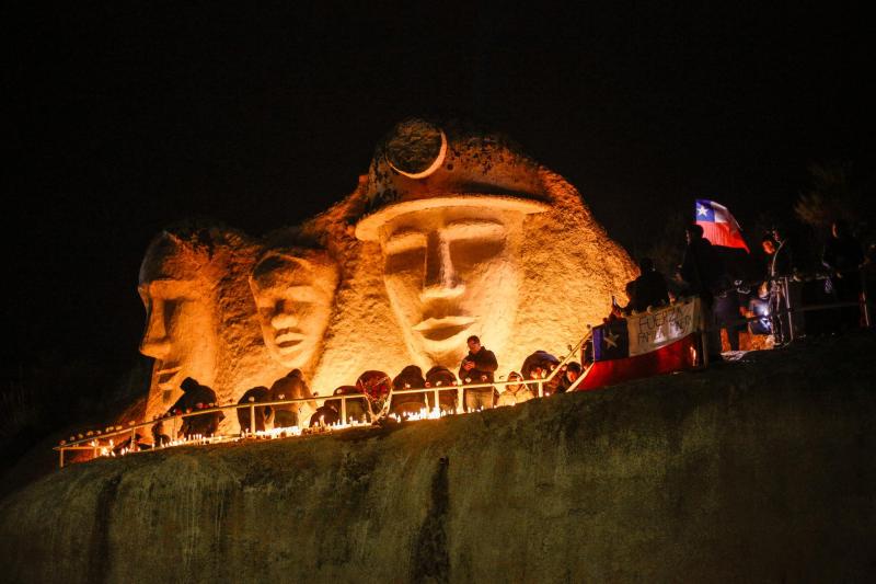 Agencia Uno - Velatón en monumento por tragedia en El Teniente