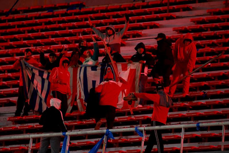 Agencia UNO - Entregan reporte de hinchas de la Universidad de Chile heridos tras partido con Independiente | T13