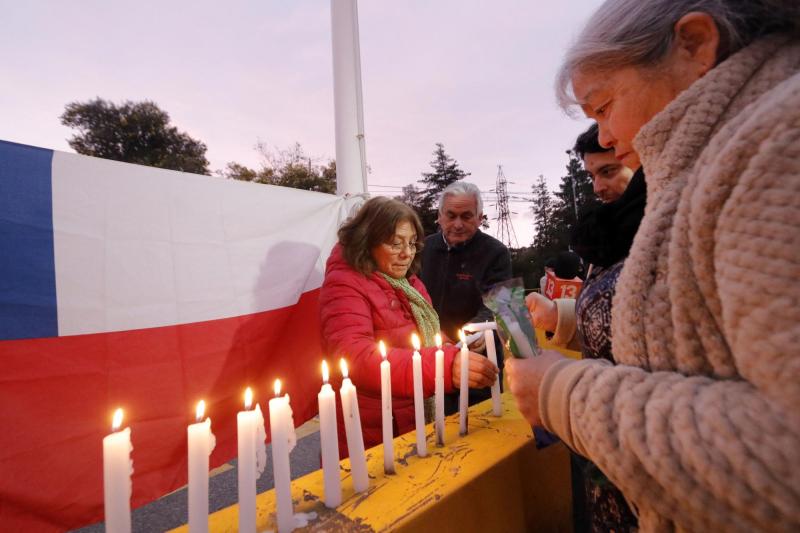 T13 - “El dolor es inmenso”: familias y amigos de mineros atrapados se congregan en velatón a las afueras de El Teniente | ATON