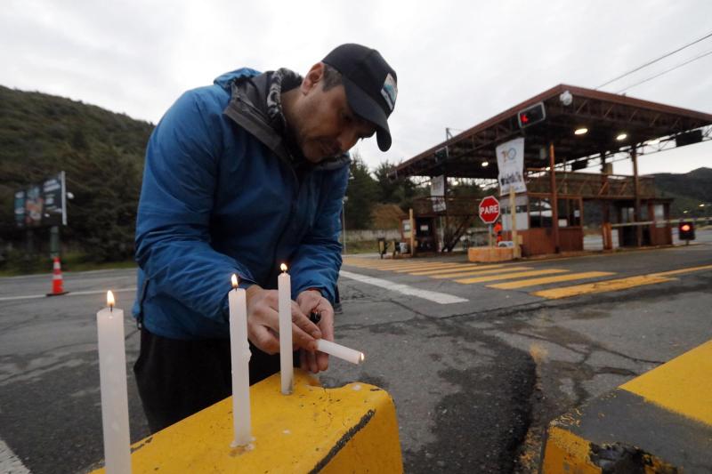 T13 - “El dolor es inmenso”: familias y amigos de mineros atrapados se congregan en velatón a las afueras de El Teniente | ATON