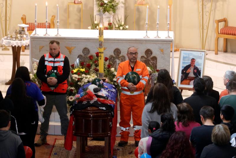 Aton  - Era padre tres niños y esperaba un cuarto: La dolorosa despedida de uno de los mineros fallecidos