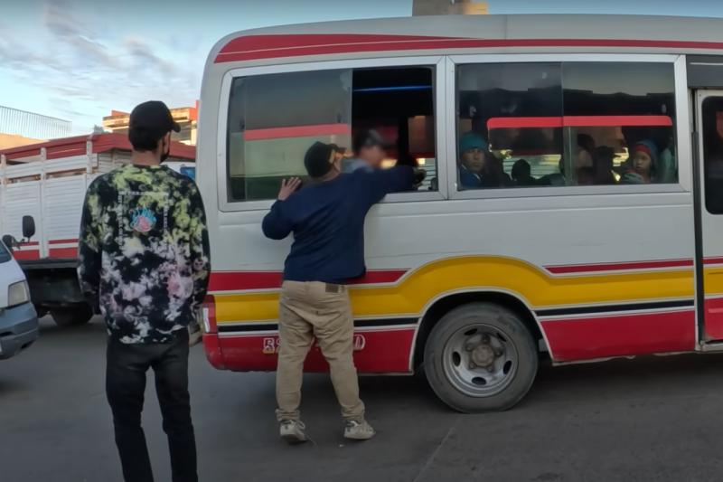 Influencer italiano Zazza fue expulsado de Bolivia luego de presuntamente pagar a ladrones para crear contenido | YouTube