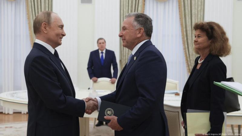 Witkoff (derecha en la imagen) y Putin se estrechan la mano durante una reunión en el Kremlin, en Moscú, Rusia (06.08.2025) - Imagen: Gavriil Grigorov/AP Photo/picture alliance