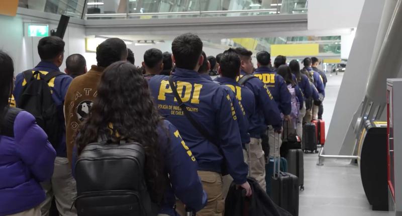 Deportados esperan abordar el avión - Sermig