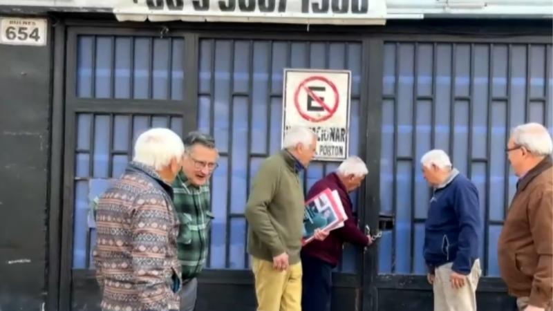T13 - "No nos dejan entrar": Jubilados pelean por gimnasio que levantaron con su dinero y que fue vendido sin aviso