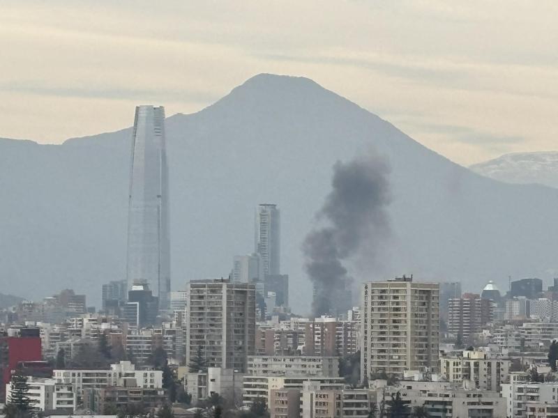 Columna de humo vista desde Providencia por incendio en bus del transporte público | RRSS
