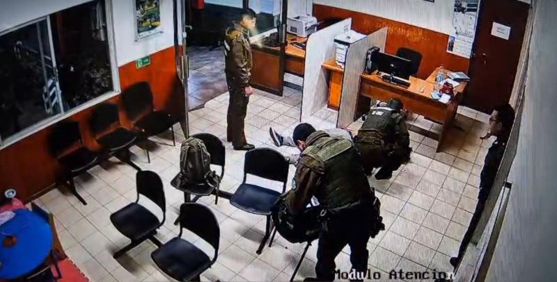 T13 - Hombre es auxiliado por personal de Carabineros