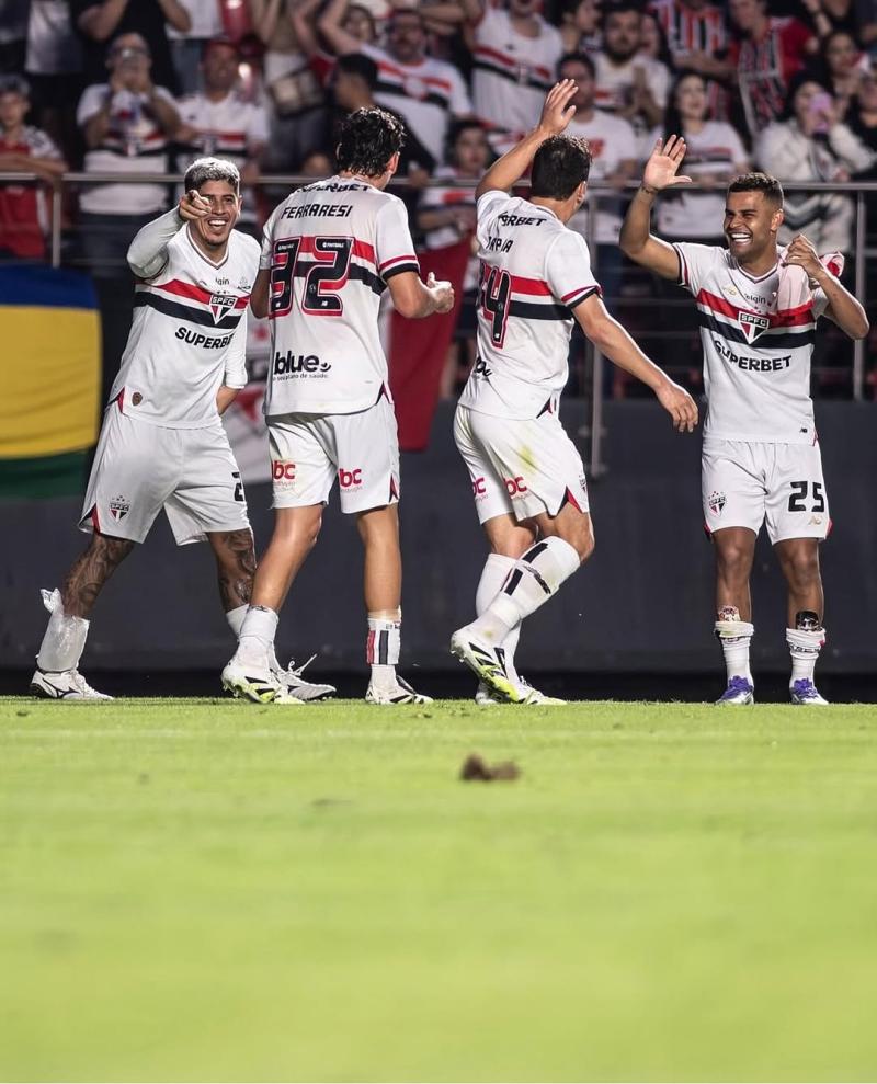 Gonzalo Tapia con compañeros - Tapia en su Instagram