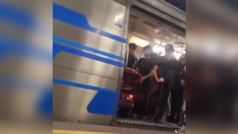 Redes sociales - Hombre ingresó en motocicleta a un tren repleto del Metro de Santiago