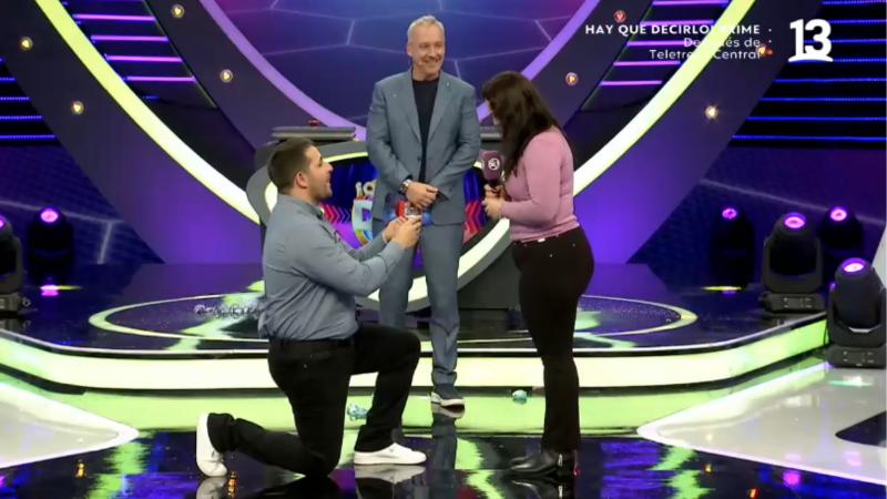QDC - Qué Dice Chile - Participante de ‘Qué Dice Chile’ pidió matrimonio en pleno programa: pareja recibió regalo de boda anunciado por Martín Cárcamo
