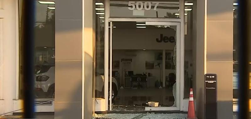 T13 AM - Sujetos roban unos 15 vehículos desde automotora en Cerrillos