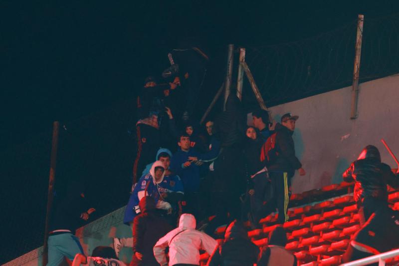 Photosport - Serios incidentes entre hinchas de Independiente y Universidad de Chile en Copa Sudamericana
