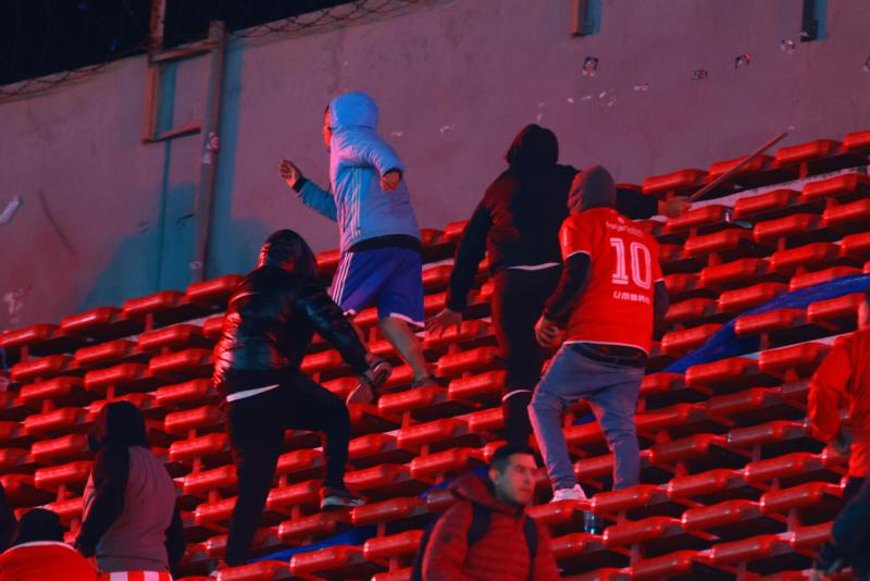 Photosport - Pelea entre hinchas de la U e Independiente