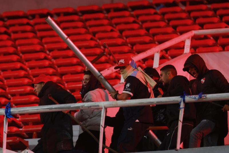 Aton - Pelea entre hinchas de la U ante Independiente