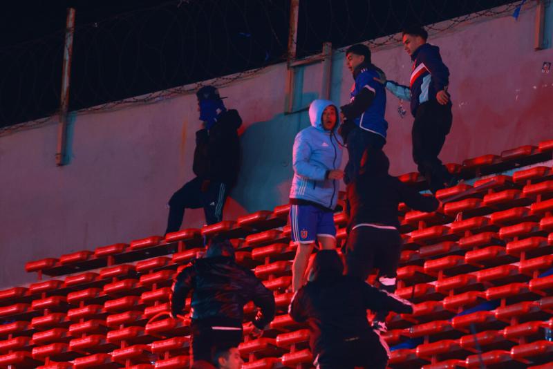 Photosport - Pelea entre hinchas de la U e Independiente