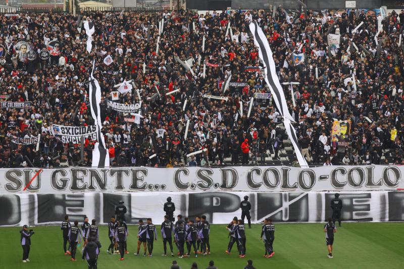 Colo-Colo fue apoyado en el Arengazo: Coca Mendoza explicó los lienzos | Photosport