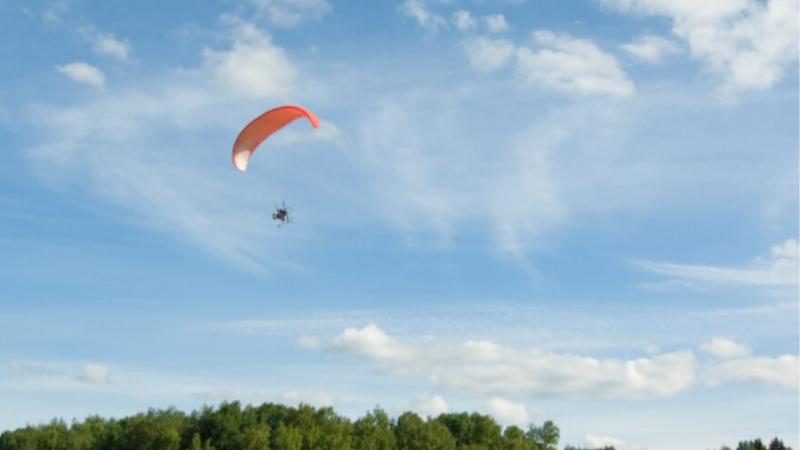 Freepik (referencial) - "Podía sentir cómo tiraba de mi bikini": Mujer británica denuncia abuso sexual en pleno vuelo de paravelismo