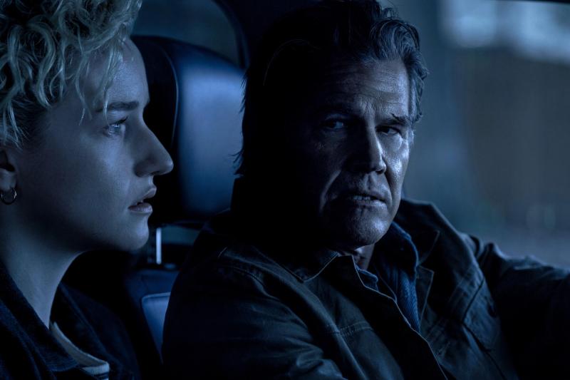 Julia Garner y Josh Brolin en "La hora de la desaparición"