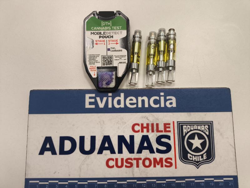 PDI - Detienen a dos mujeres estadounidenses en Aeropuerto de Santiago: Llevaban pistolas y marihuana