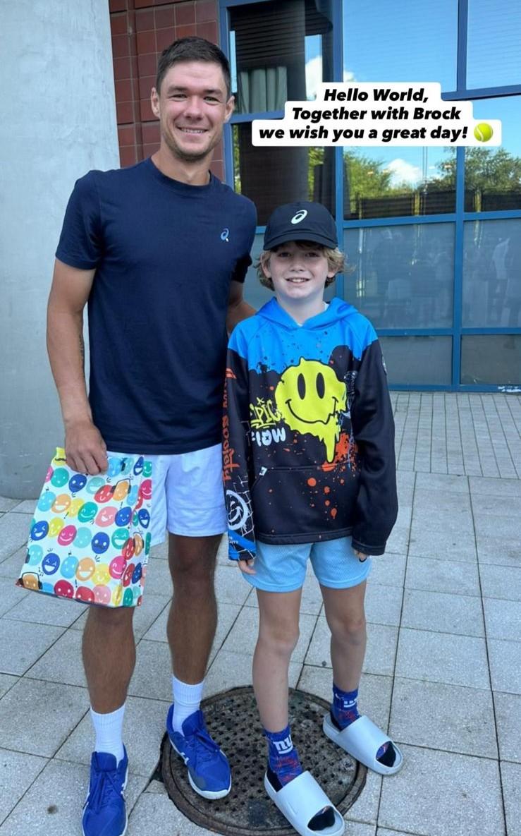 Kamil Majchrzak tuvo especial gesto con niño al que le quitaron gorra - RRSS