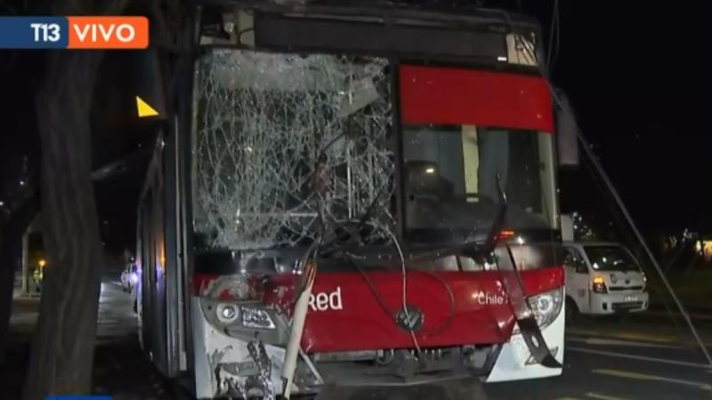 Bus del sistema RED chocó contra poste en Providencia - T13