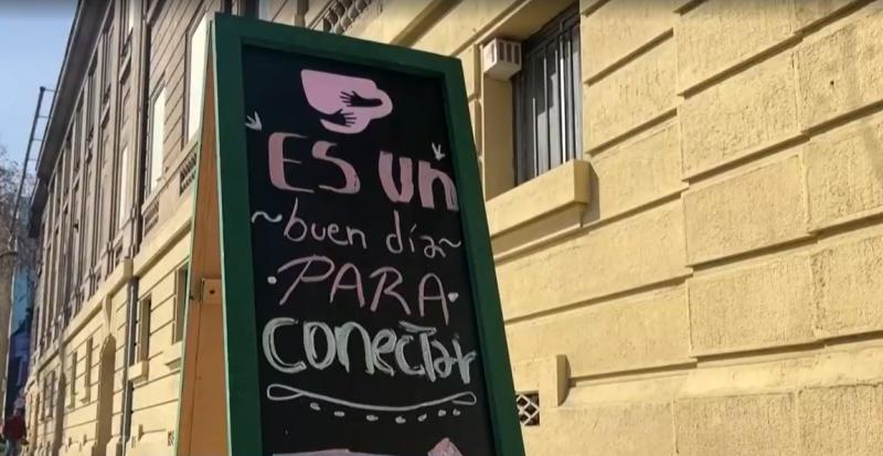 Tiene apenas tres semanas funcionando y cuentan que ya en la tarde, hay que hacer un poquito de fila. El café "Conectar", está de moda.