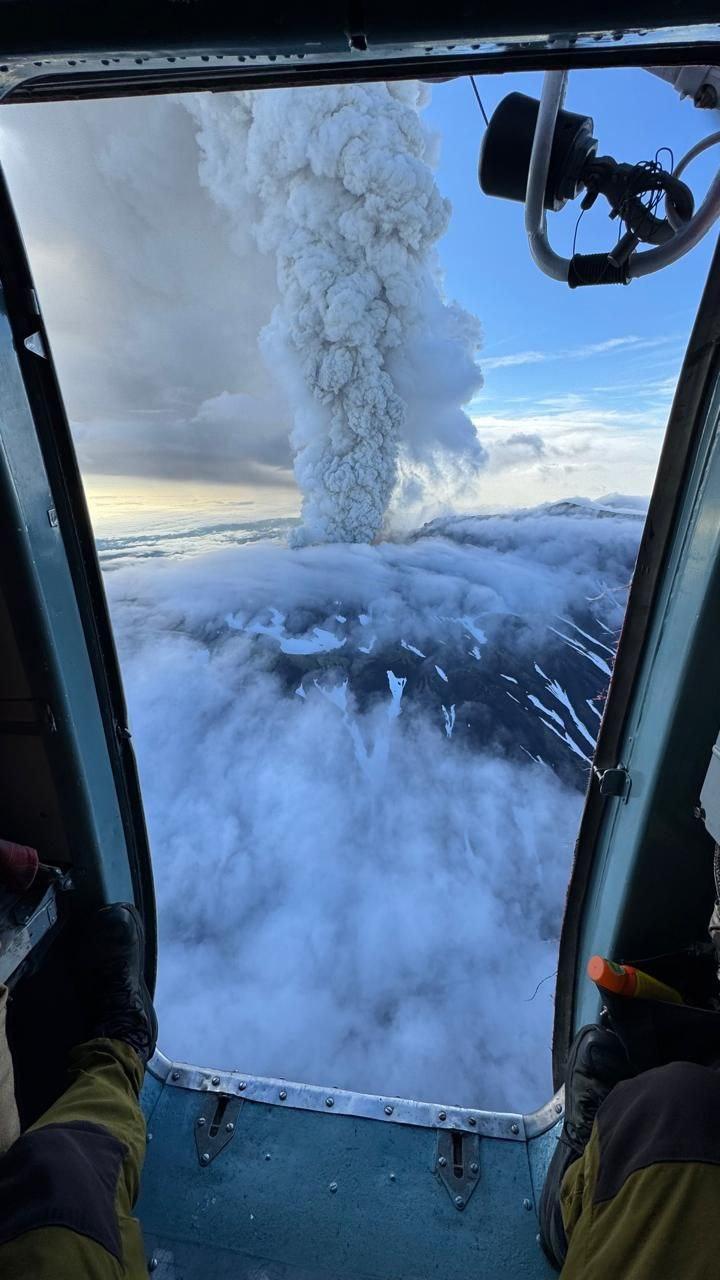 Erupción del volcán Krasheninnikov - Fuente: X (Volcaholic)/KVERT, IVS FEB RAS