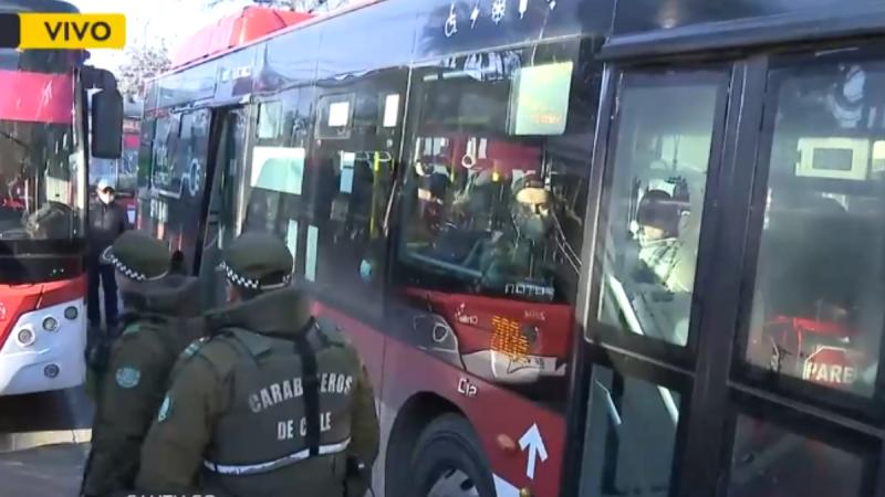 Hombre es asesinado a puñaladas al interior de bus RED - T13