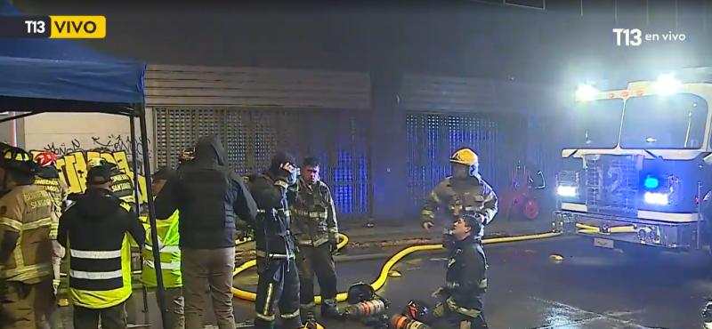 Incendio afecta bodegas en Barrio Meiggs: Se activó tercera alarma