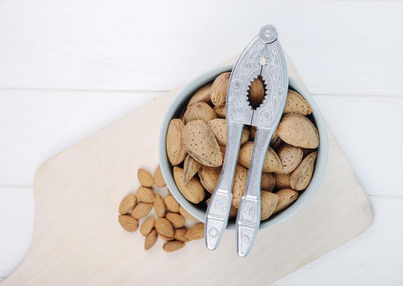 Freepik - Nueces y almendras