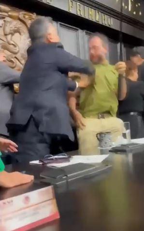 T13 - AFP - Bochorno en México: Senadores se agarraron a puñetazos al hablar sobre EE.UU.