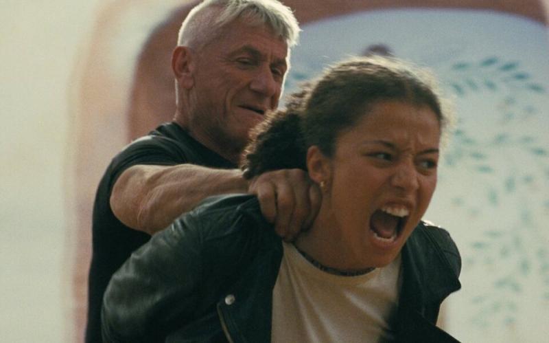 Sean Penn y Chase Infiniti en "Una batalla tras otra"