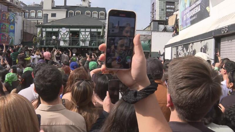 Multitud espera a Feid en Providencia - T13