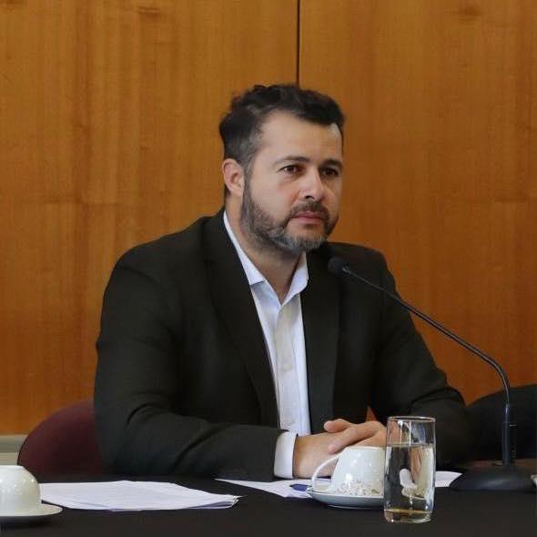 Redes sociales - Alcalde de Melipeuco, Alejandro Cuminao, sufrió la mordida de su oreja