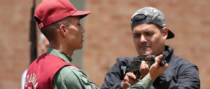 T13 - Ancianos, personas con sobrepeso y civiles vulnerables: el entrenamiento de las milicias en Venezuela frente a la amenaza de EEUU | AFP
