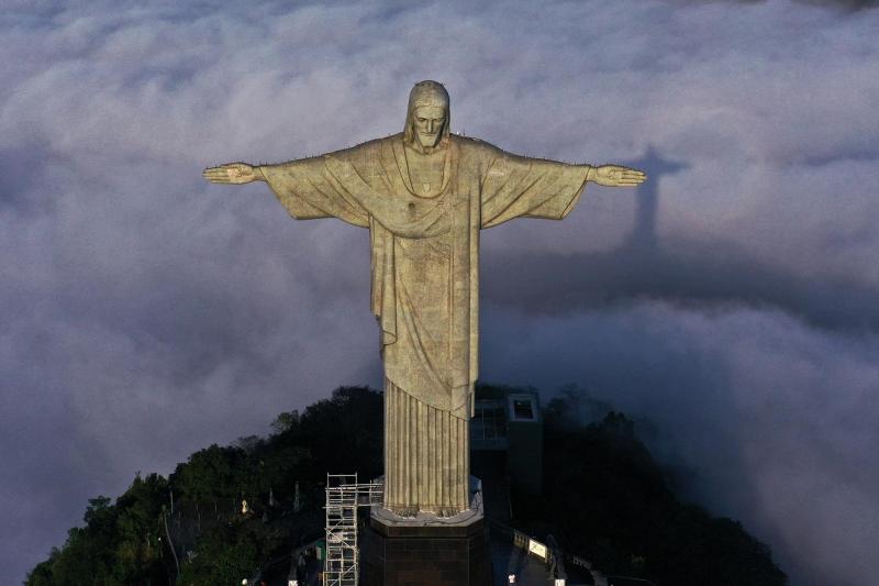 Hombres se subieron al Cristo Redentor para lanzarse en paracaídas - referencial AFP