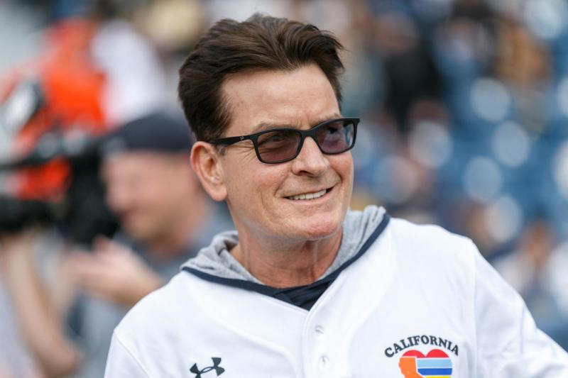 Charlie Sheen habla de sus encuentros sexuales con hombres - AFP