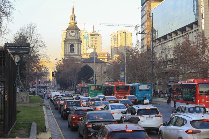 Agencia Uno - Peaje para ingresar al centro de Santiago: la alternativa a la restricción vehicular que plantea la UC