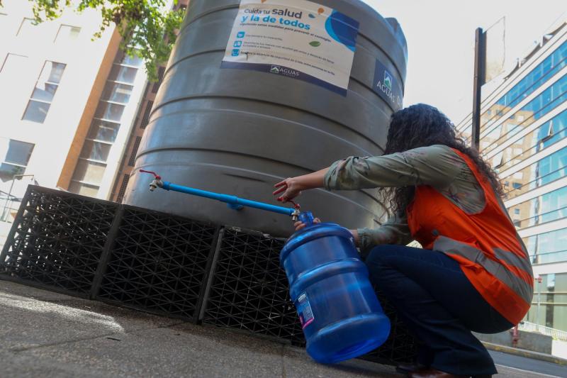 Anuncian corte de agua en sectores de dos comunas de la RM - Agencia Uno